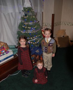 The Facekids in front of the tree. 